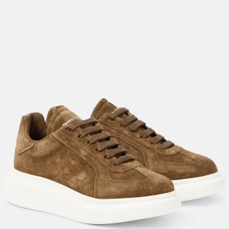 mode luxe Alexander McQueen Oversized suède platform sneakers bruin