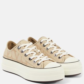 mode luxe Valentino Garavani Totaloop Toile Iconographe canvas sneakers veelkleurig