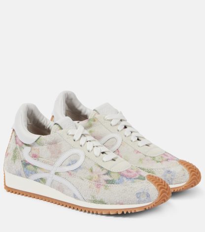 modeontwerper Loewe Flow Runner gebloemde suède sneakers wit